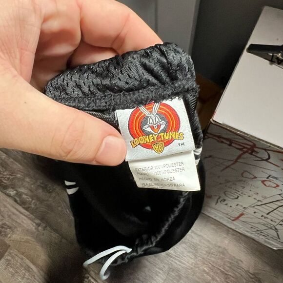 Vintage Tweety Bird Looney Tunes Shorts - Picture 9 of 10